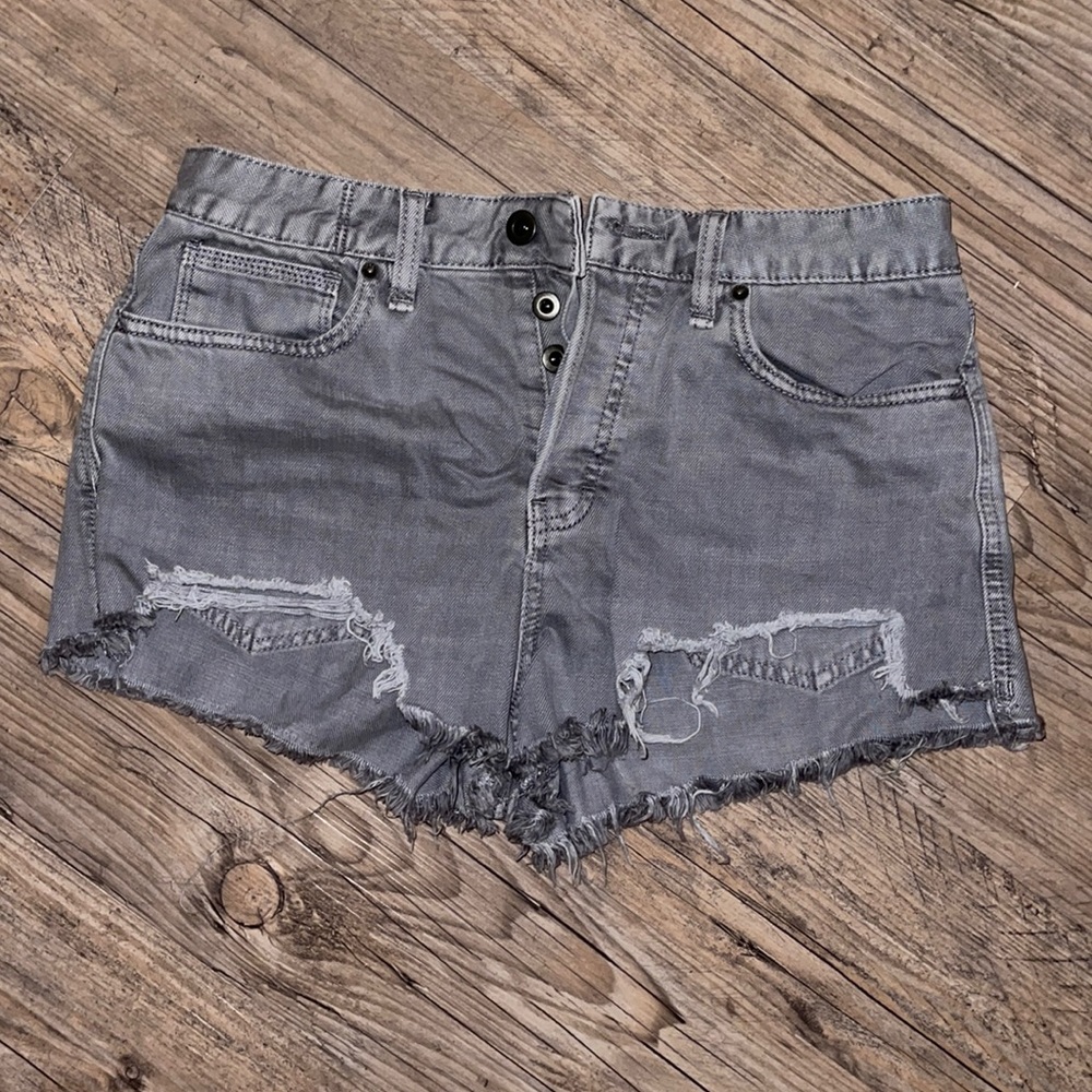 Short high-waisted denim shorts